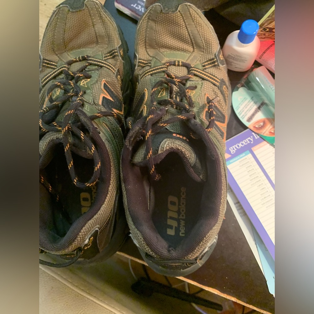 Size 9 men’s 410 NEW BALANCE TENNIS SHOES